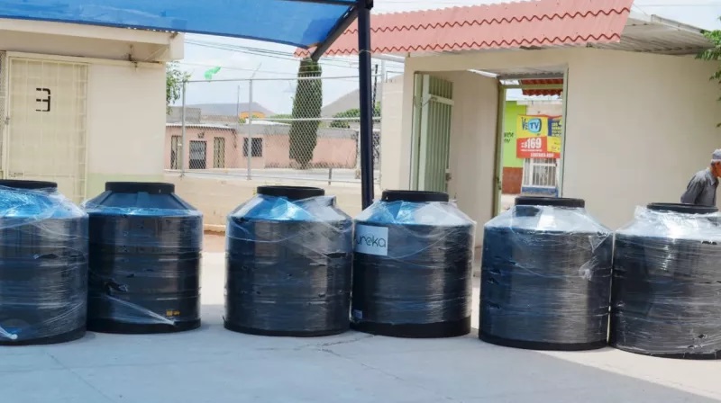 Entrega SEyD cisternas, tinacos y material hidráulico para escuelas en el estado