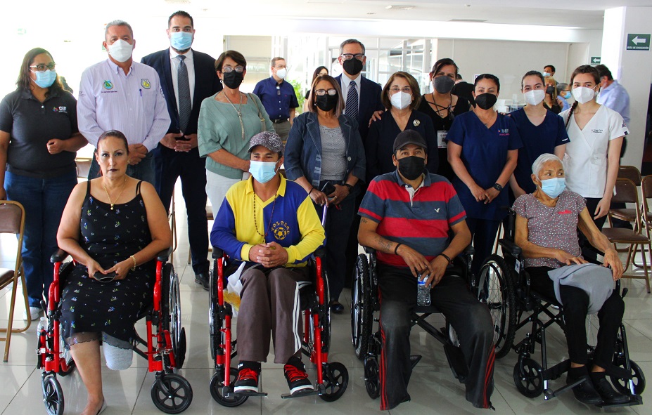 Otorga DIF Estatal sillas de ruedas y prótesis a pacientes de Centros de Rehabilitación y Educación Especial