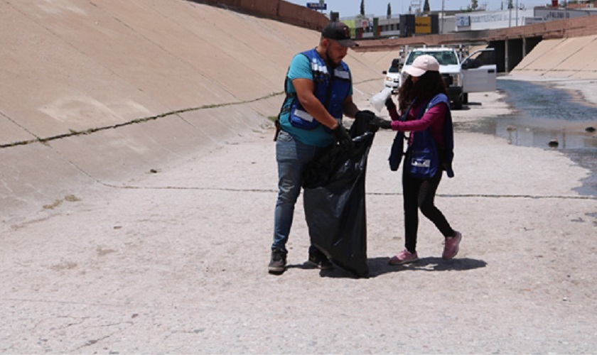 Limpia Gobierno Municipal el canal Chuviscar dos veces por semana
