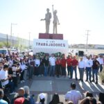 Cruz Pérez Cuéllar deposita ofrenda floral en el Monumento a los Trabajadores