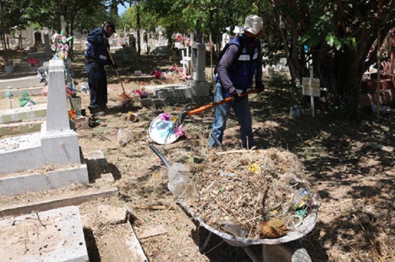Limpia Gobierno Municipal panteones previo al Día de las Madres