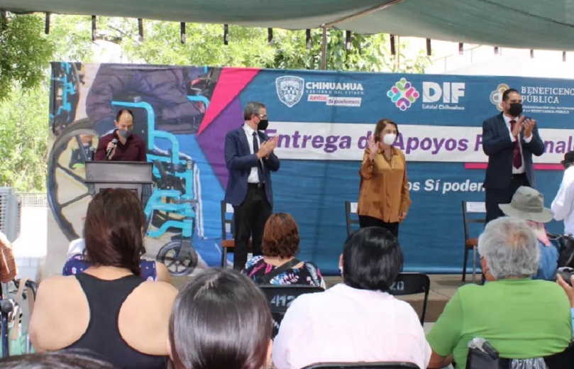Entrega DIF Estatal apoyos para movilidad a beneficiarios de la capital