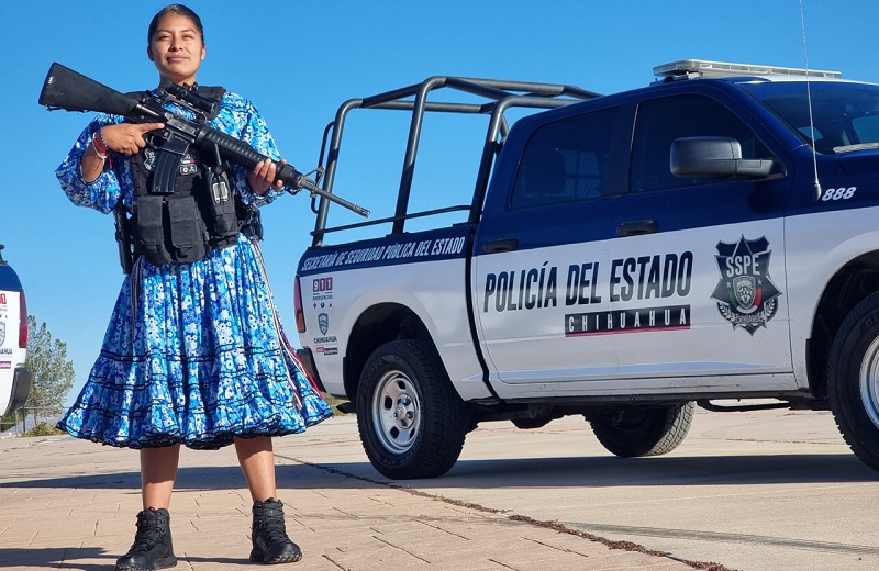 Mujer ralámuli cumple su sueño de ser policía estatal y se desempeña en el grupo de Proximidad Social