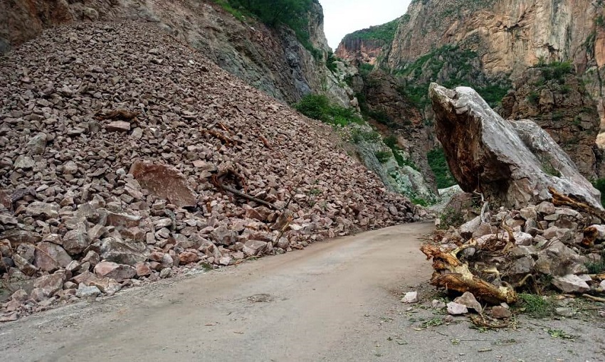 Apoya Gobierno del Estado con retiro de material de deslaves ocasionados por las lluvias en la carretera a Batopilas