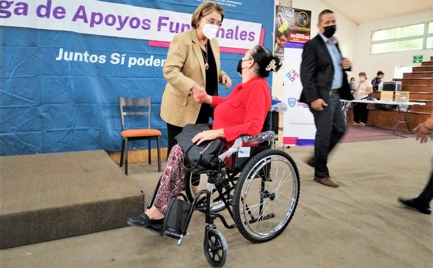 Entrega DIF Estatal aparatos auditivos auxiliares y aparatos funcionales para movilidad en Hidalgo del Parral