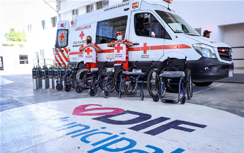 Entrega DIF Municipal sillas de ruedas y tanques de oxígeno a la Cruz Roja